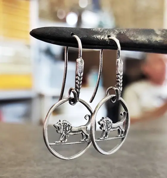 קנייה של עגילים אונליין