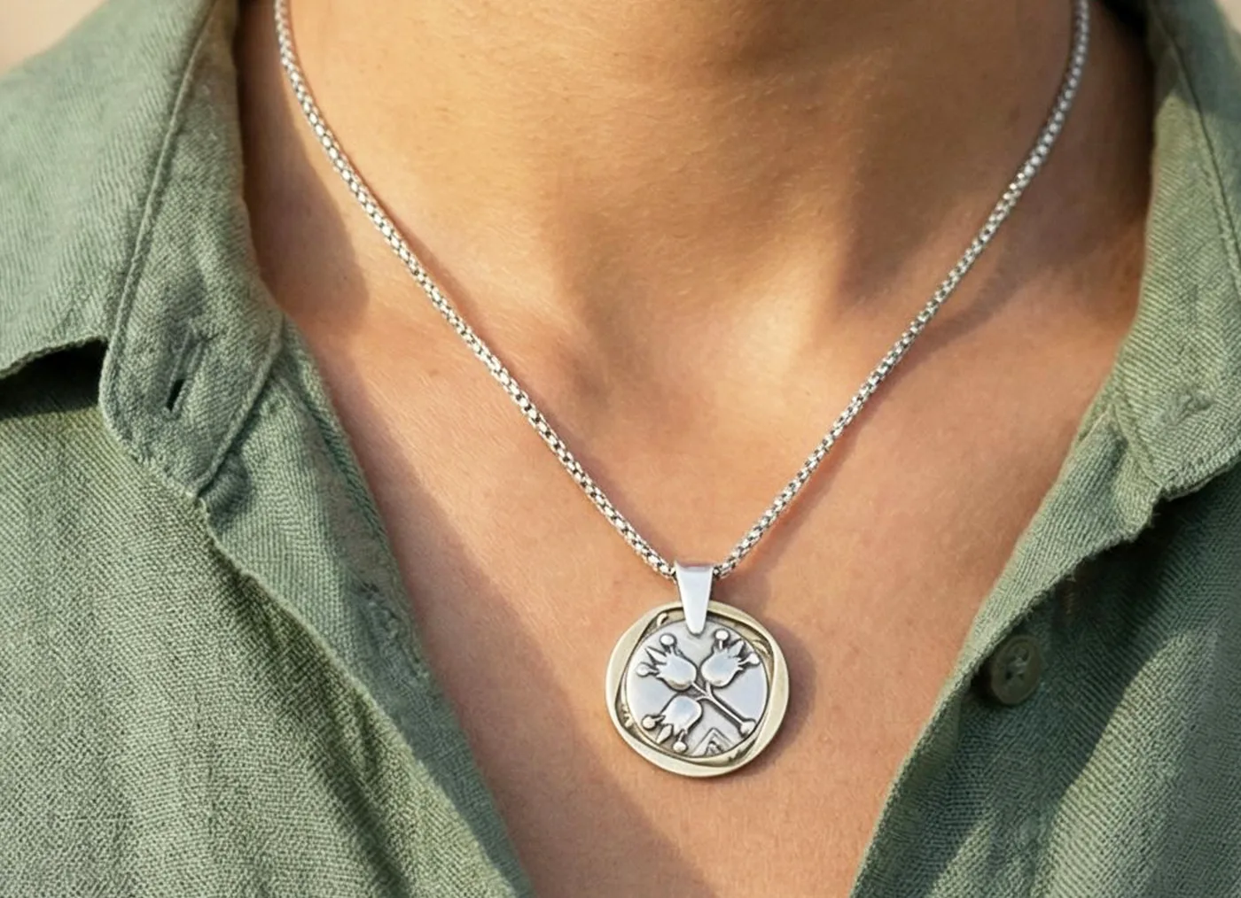 תליון ממטבע לירה רימונים ומטבע 10 אגורות מסביב