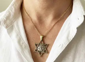 תליון מגן דוד עשוי ממטבע בן גוריון ומטבע אריה יהודה