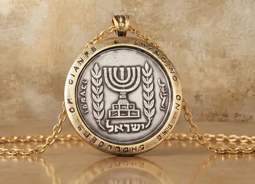 תליון ממטבע מנורה, 1960 ומסגרת ממטבע אנגלי